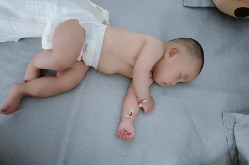 鞍山宝宝脚心出汗怎么回事